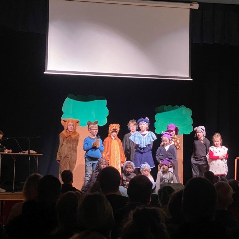 Nemendur á yngsta stigi léku Dýrin í Hálsaskógi