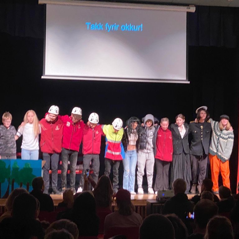 Unglingastigið setti upp leikritið Mjallhvít og björgunarsveitarmennirnir 5