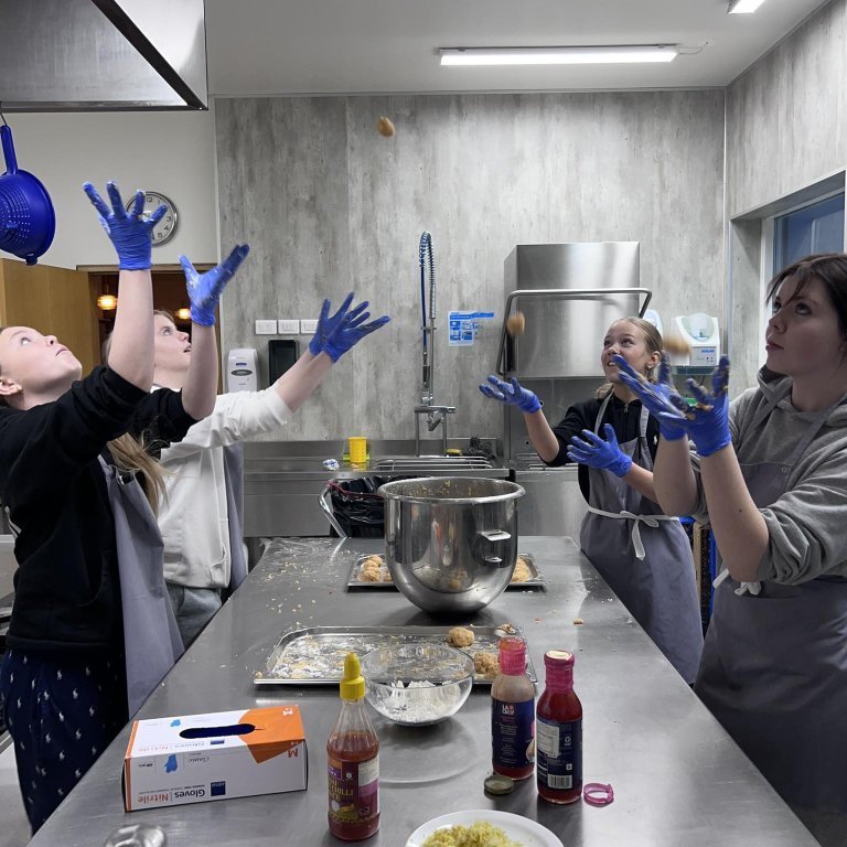 404099802_308080108816035_6334857116339987277_n