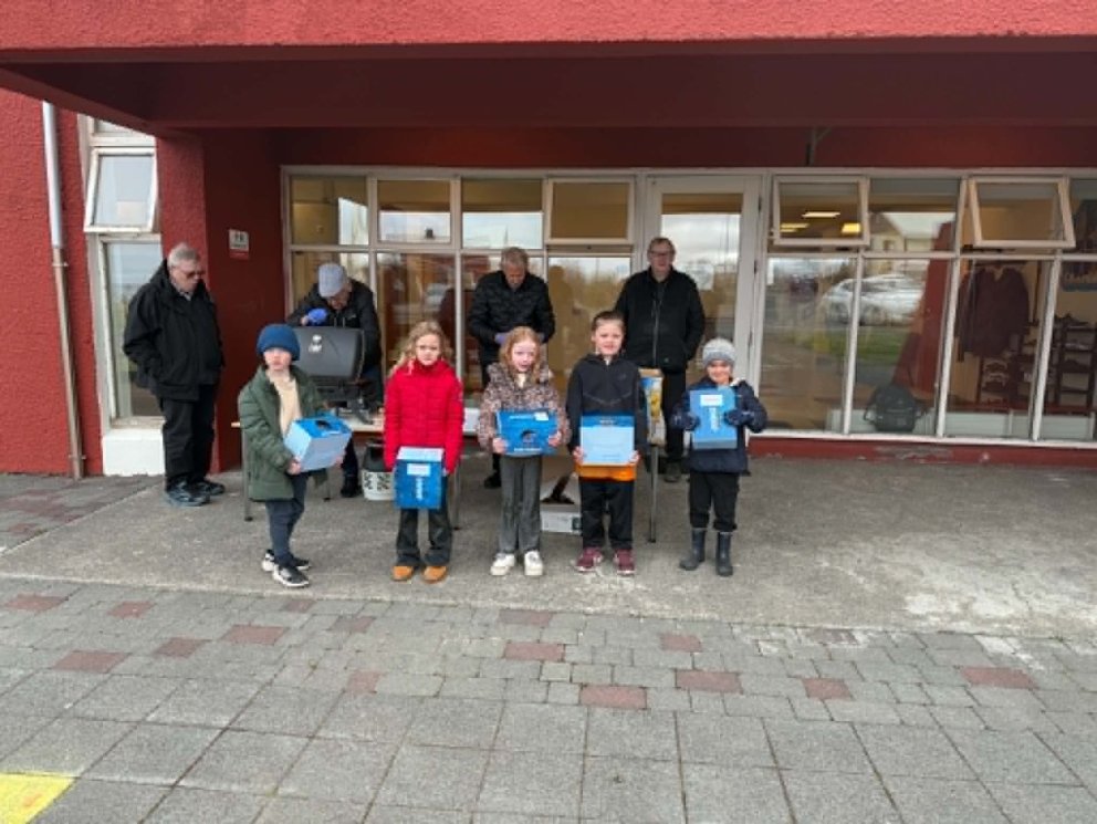 Nemendur 1.bekkjar fengu hjálma að gjöf