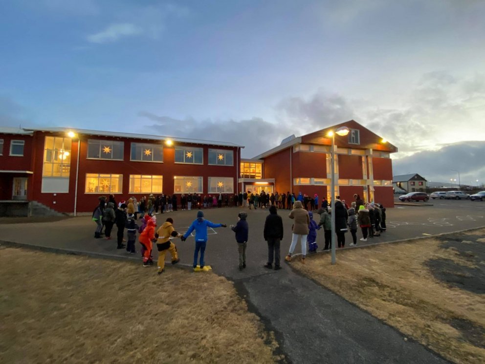 Nemendur mynda friðarkeðju og létu kærleiksljós ganga