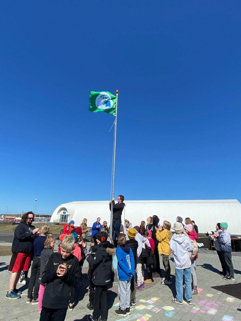 Grænfáni dreginn að húni