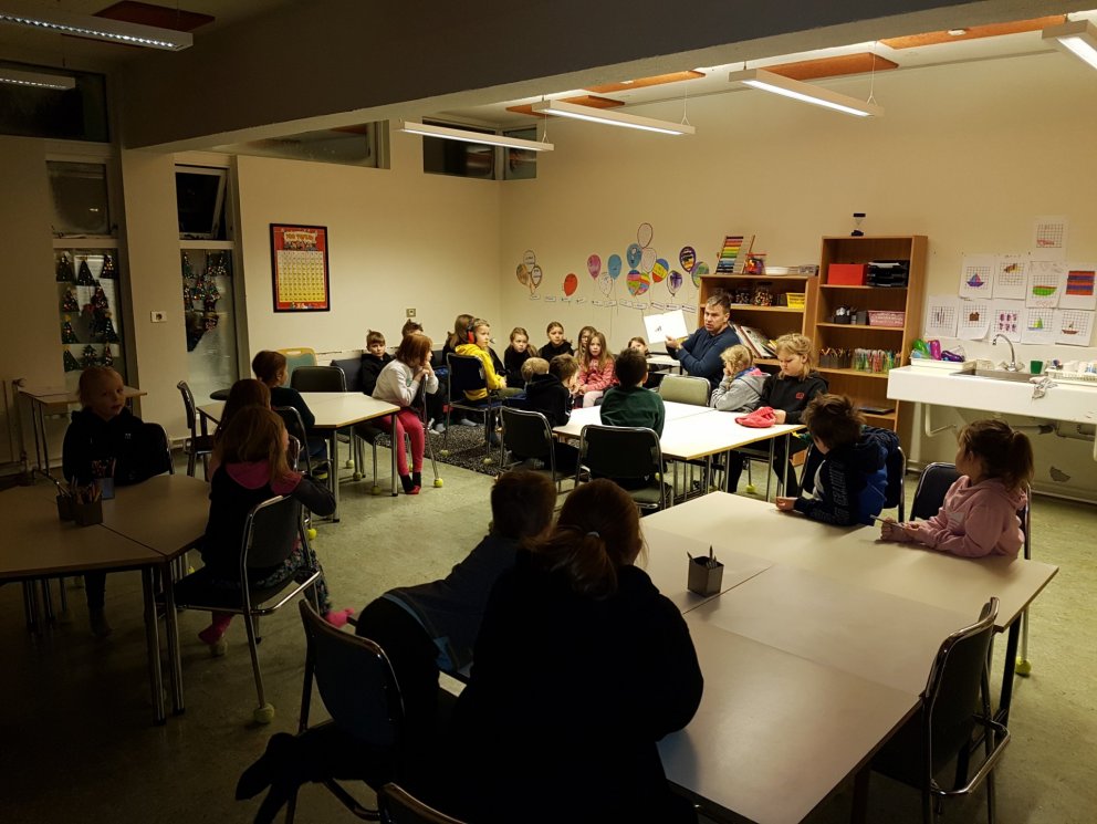 Halldór Gunnar Ólafsson les fyrir nemendur 1.-4.bekkjar úr bókinni  Emil í Kattholti.  Bókina fékk h…