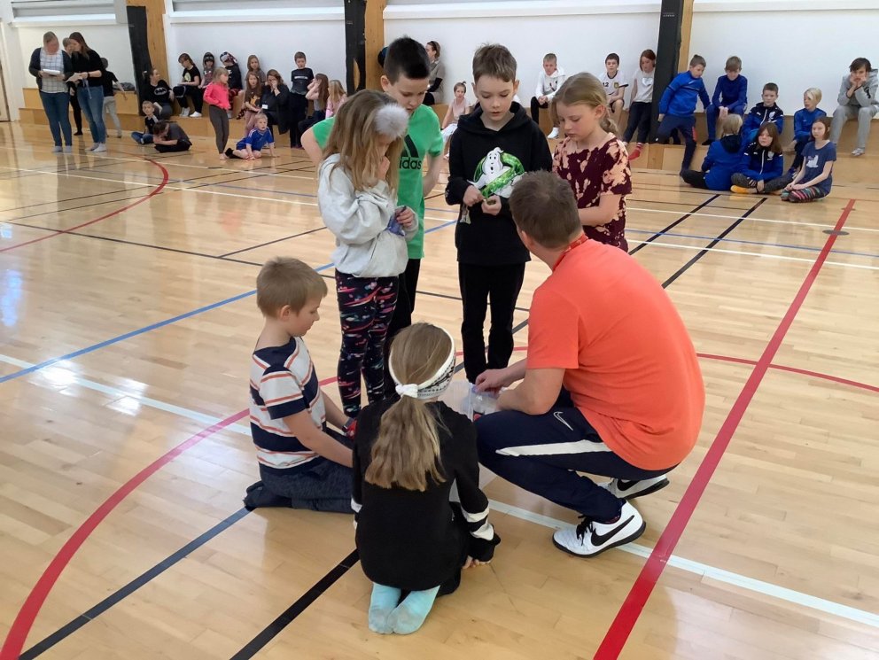 Finnbogi útskýrir leikreglur fyrir nemendum á yngsta stigi