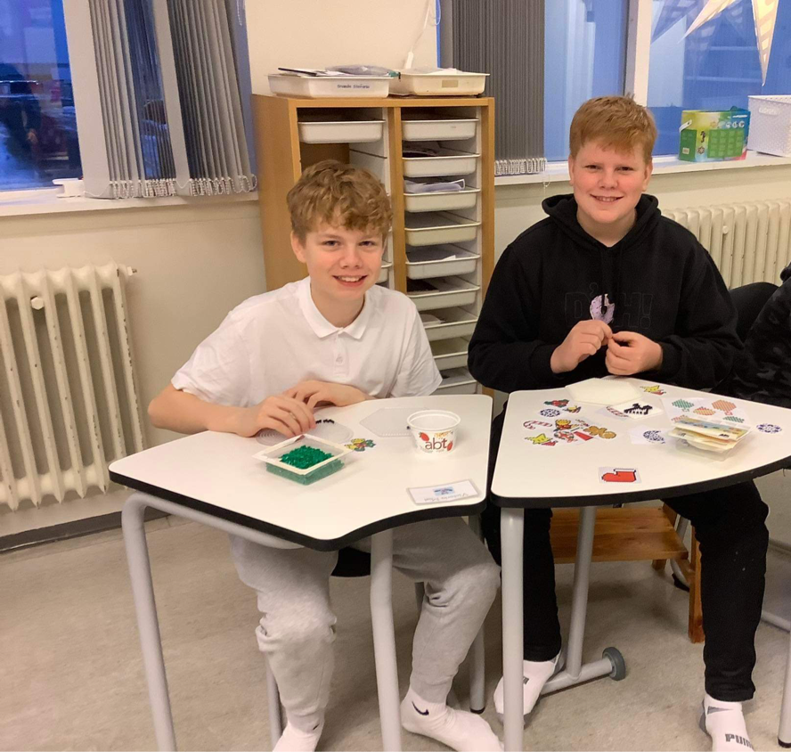 Þessir ungu piltar úr 9.bekk slógu ekki slöku við í föndrinu