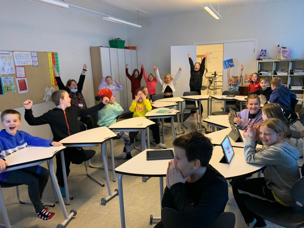 Nemendur á yngsta stigi fagna niðurstöðum Samróms.