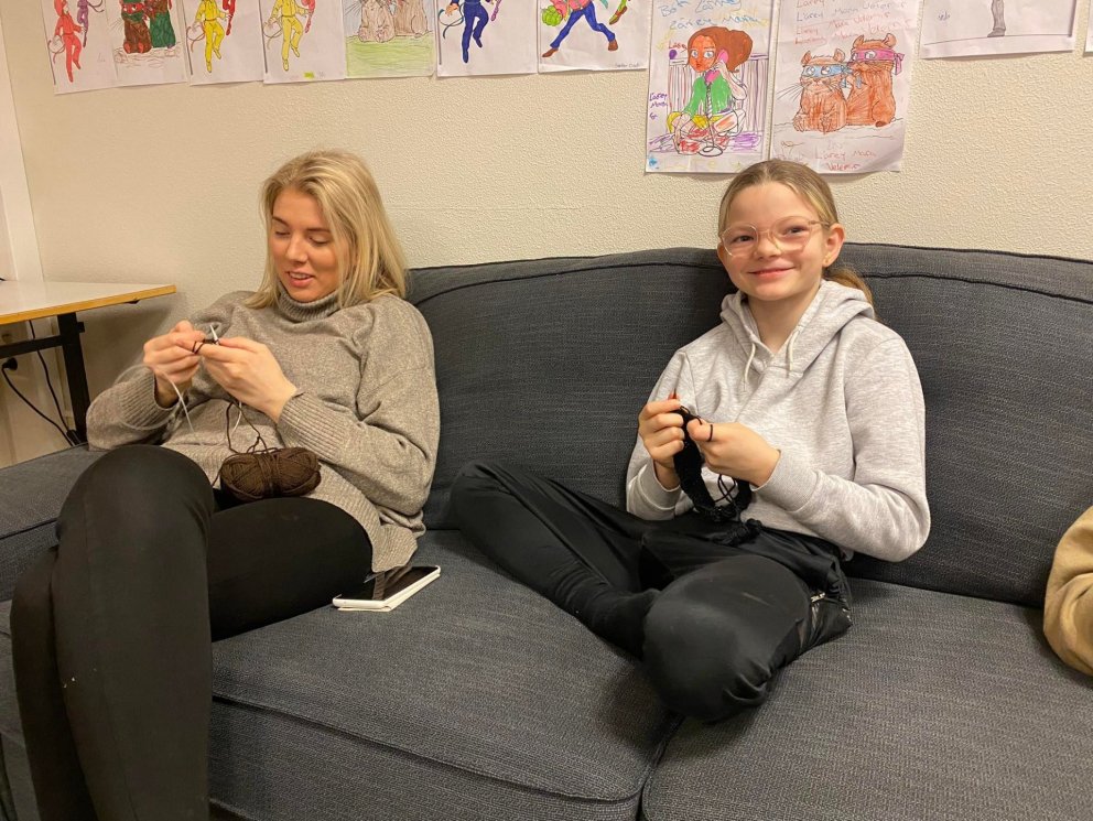 Hér er nemandi í fjórða bekk að kenna stafsmanni að prjóna :)