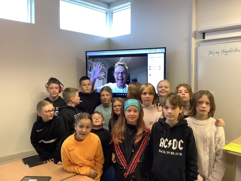 Gunnar Helgason rithöfundur og leikari spjallar við nemendur