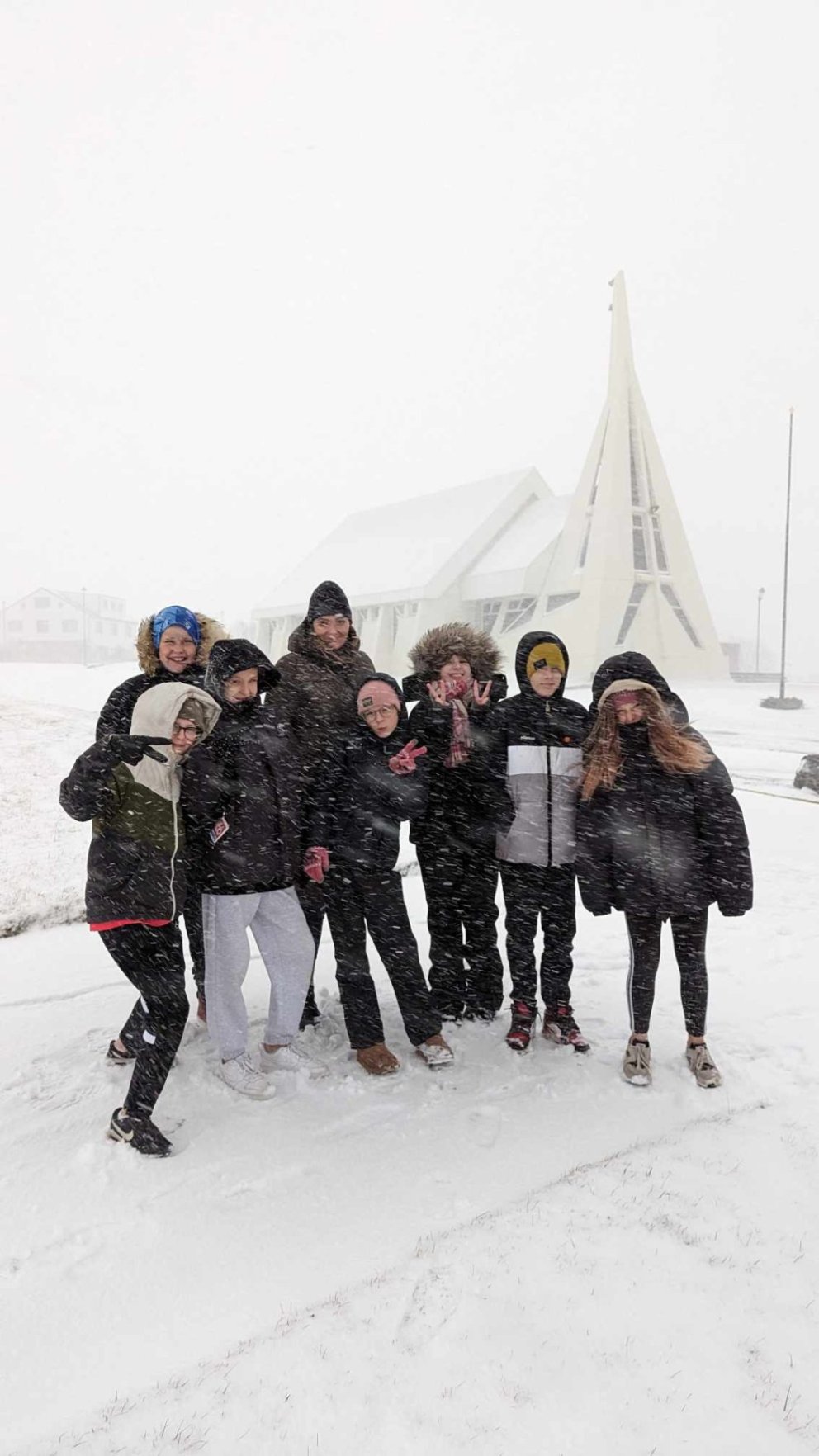 Nemendur 6.bekkjar voru ekki að láta snjókomuna aftra sér og drifu sig eina mílu í morgun.