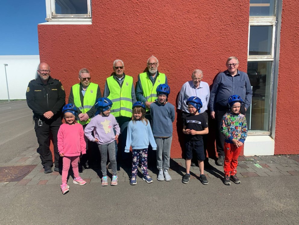 Hjólahjálmar og grillaðar pylsur