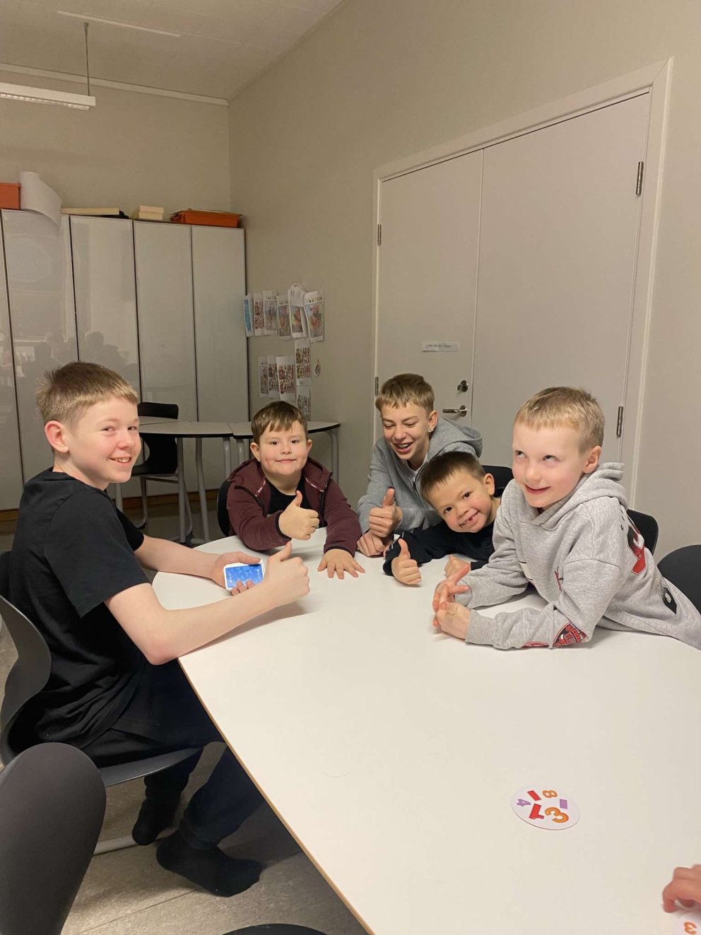 Nemendur 8.bekkjar heimsóttu nemendur í 1. og 2.bekk