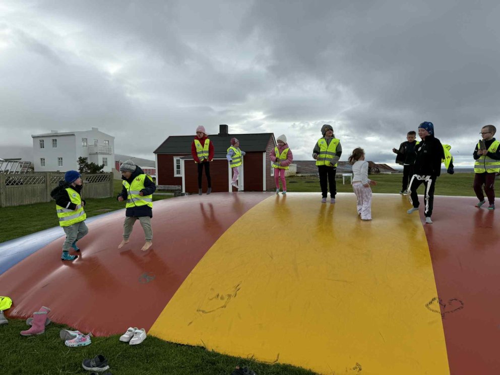 Heimsókn á skólabókasafnið og hopp og skopp á hoppubelg