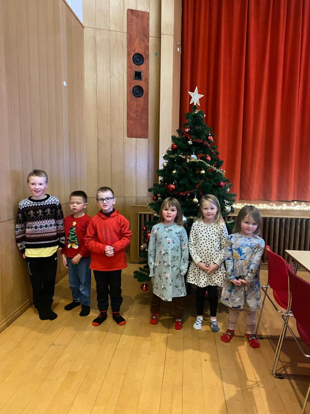 1. bekkur skreytir jólatréð