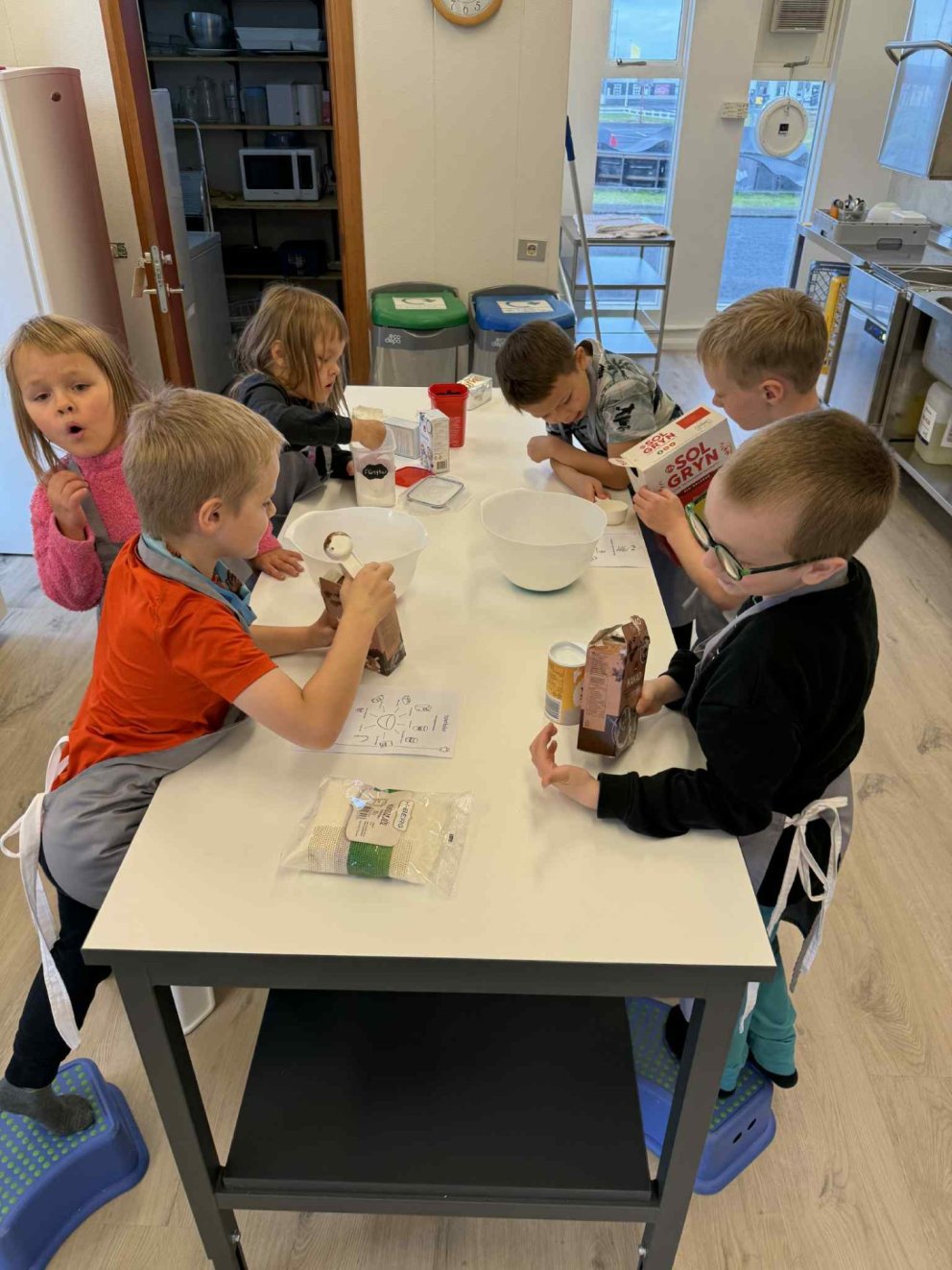 Kókoskúlugerð nemenda í 2.bekk