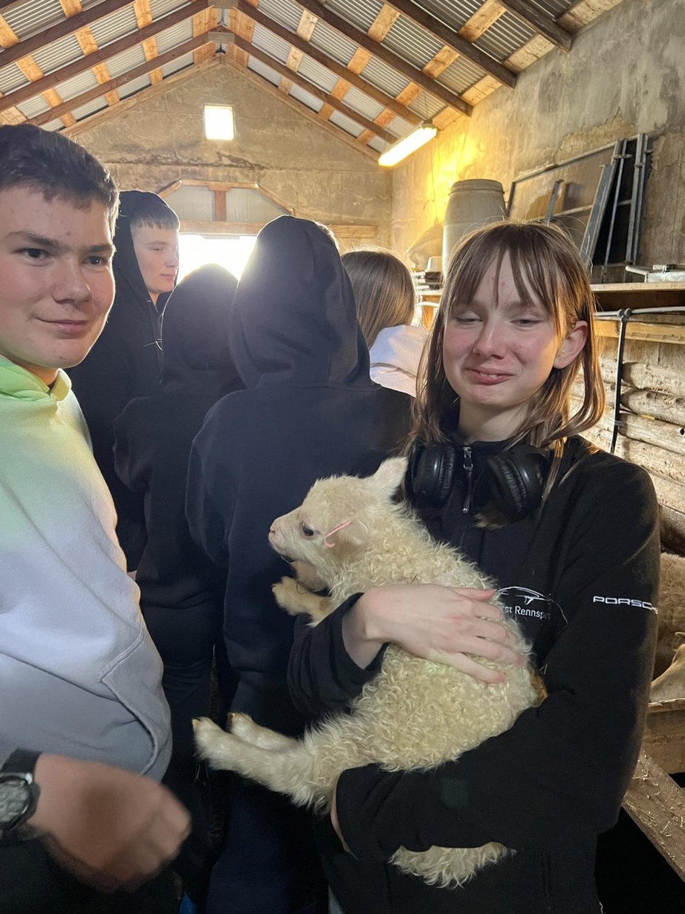 Nemendur 8.bekkjar skelltu sér í fjárhúsin á Hóli