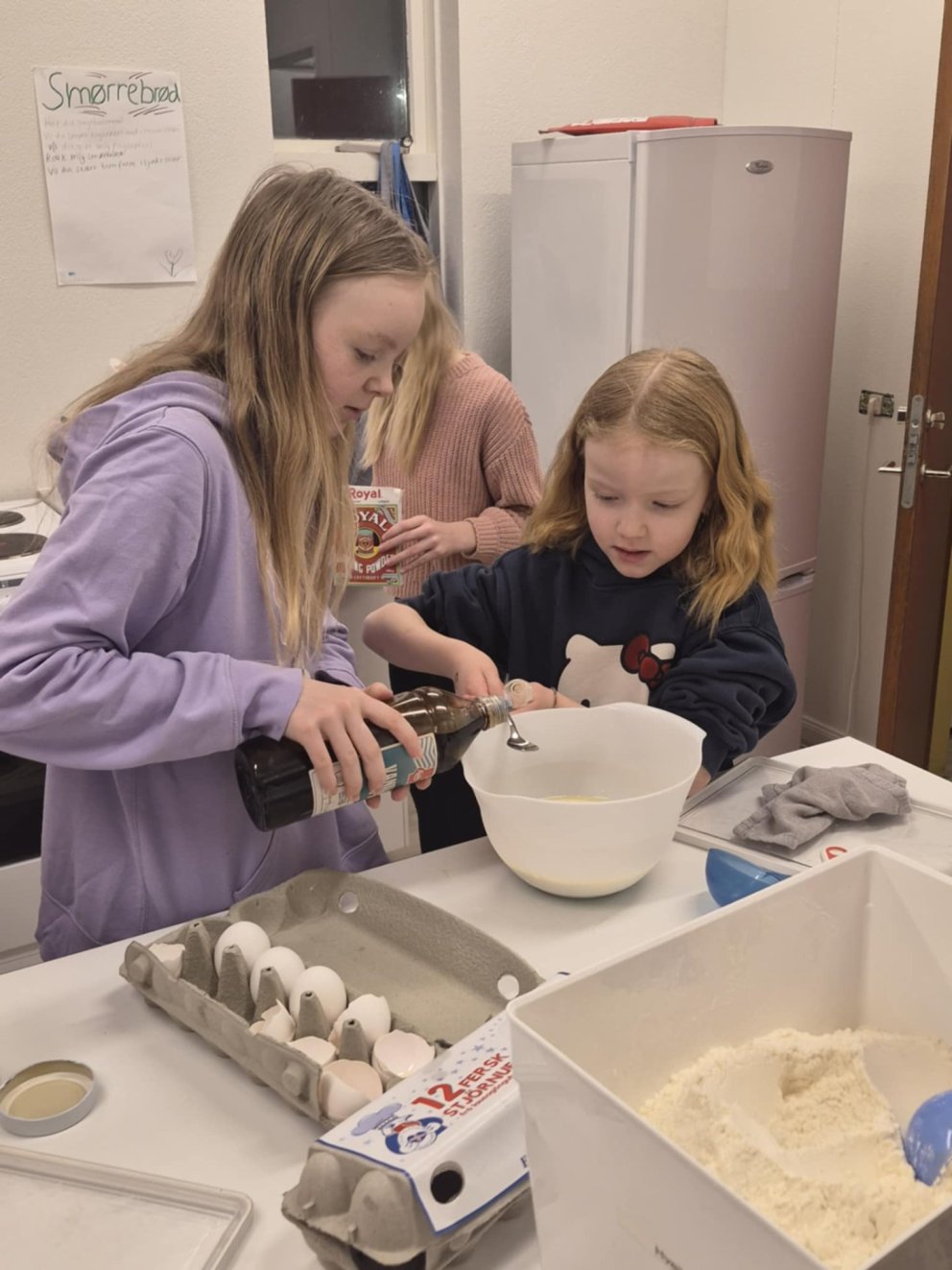 Þessar stöllur stóðu vöffluvaktina í kaffitímanum.