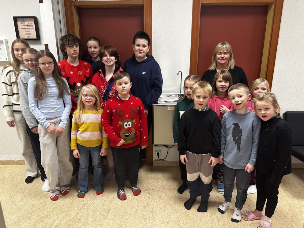 Kvenfélagið Eining gefur skólanum nýjan vatnsbrunn