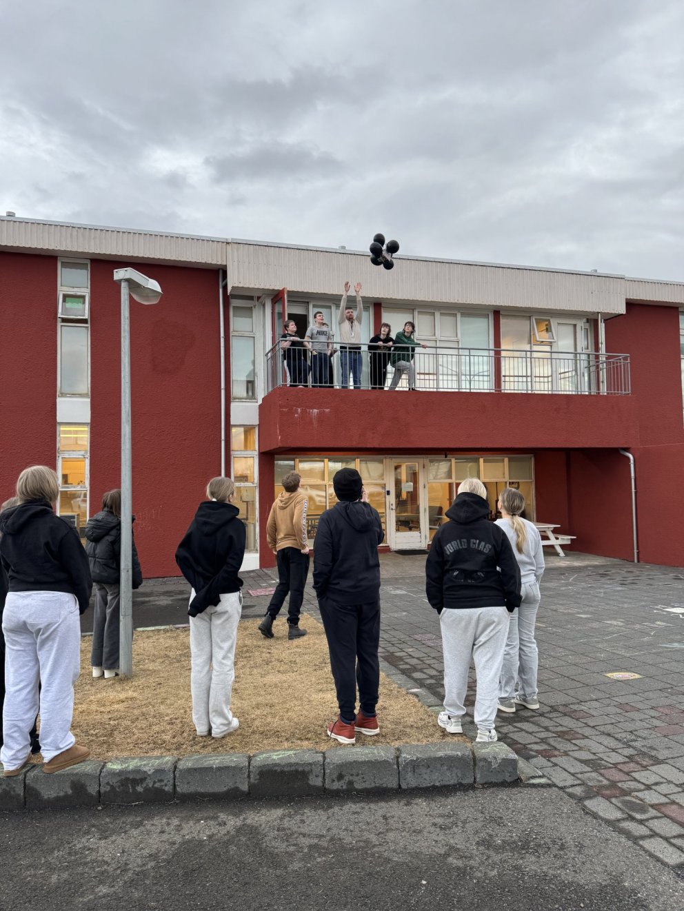 Hönnun og hugvit í fyrirrúmi – Nemendur vernda egg í fallprófi