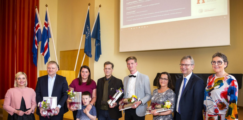 Verðlaunahafar ásamt mennta- og menningarmálaráðherra, rektori Háskóla Íslands og forseta Menntavísi…