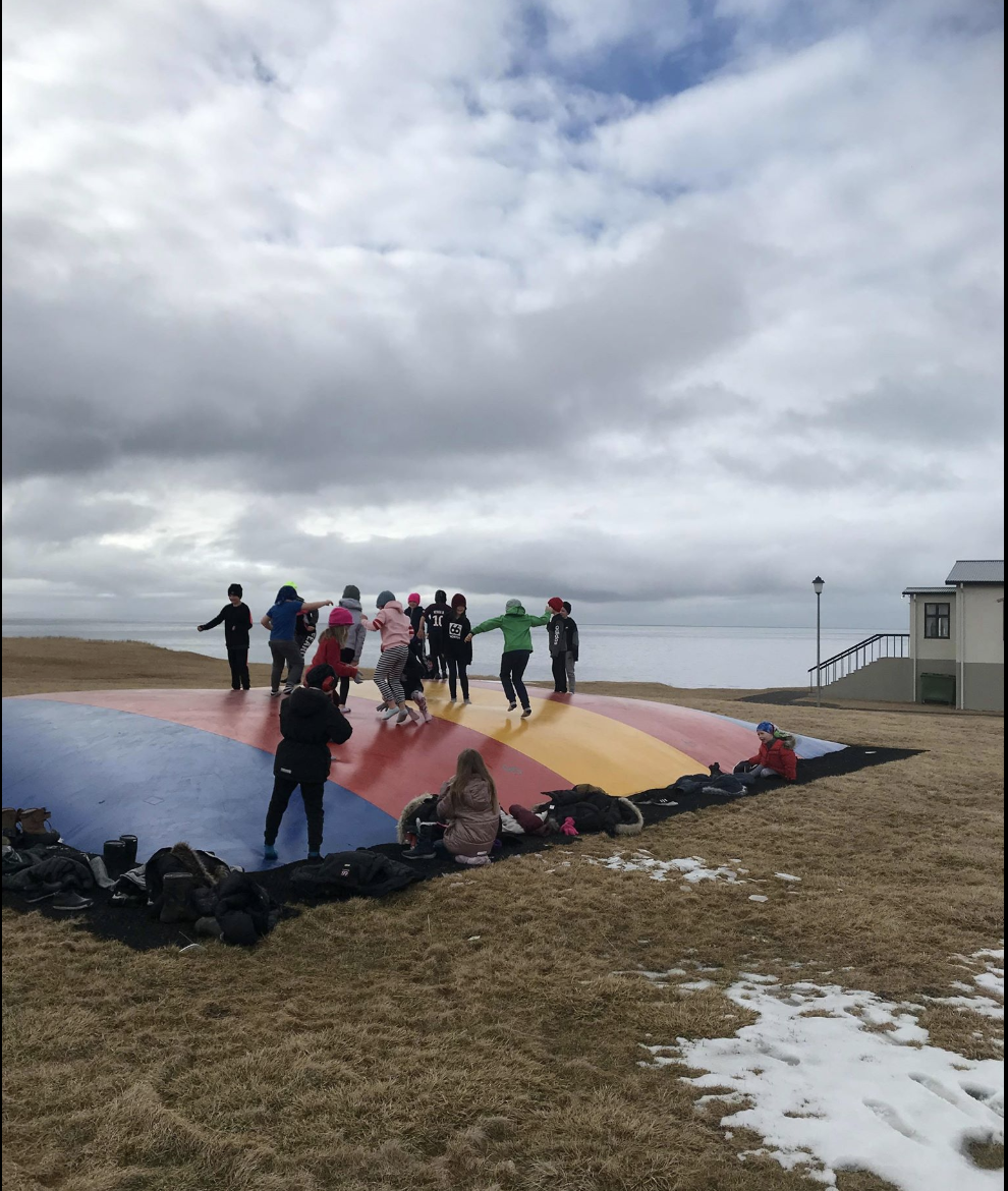 Nemendur 2.-4.bekkjar hoppa og skoppa :)