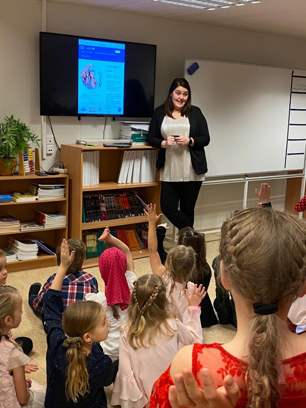 Nemendur komu saman í kennslustofu og fylgdust með þegar skólastjórinn, Sara Diljá Hjálmarsdóttir, g…