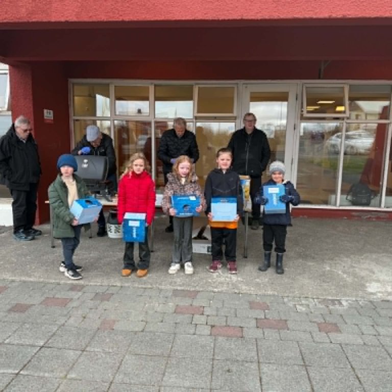 Nemendur 1.bekkjar fengu hjálma að gjöf