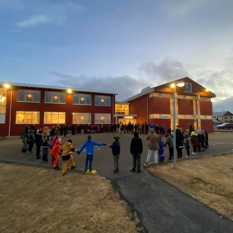 Nemendur mynda friðarkeðju og létu kærleiksljós ganga