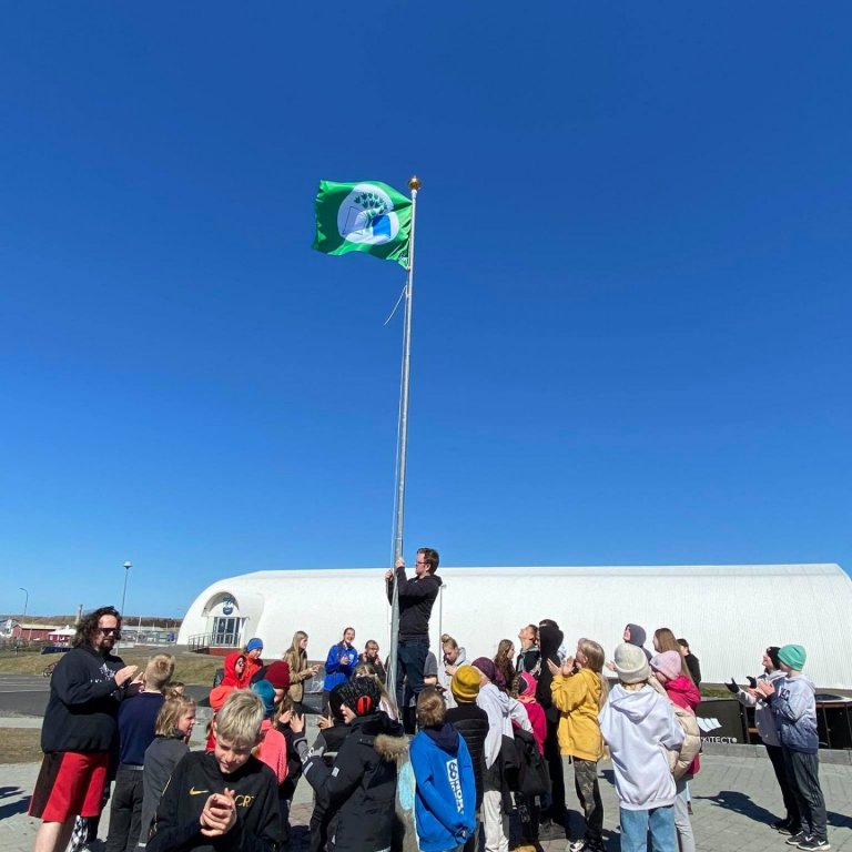 Grænfáni dreginn að húni