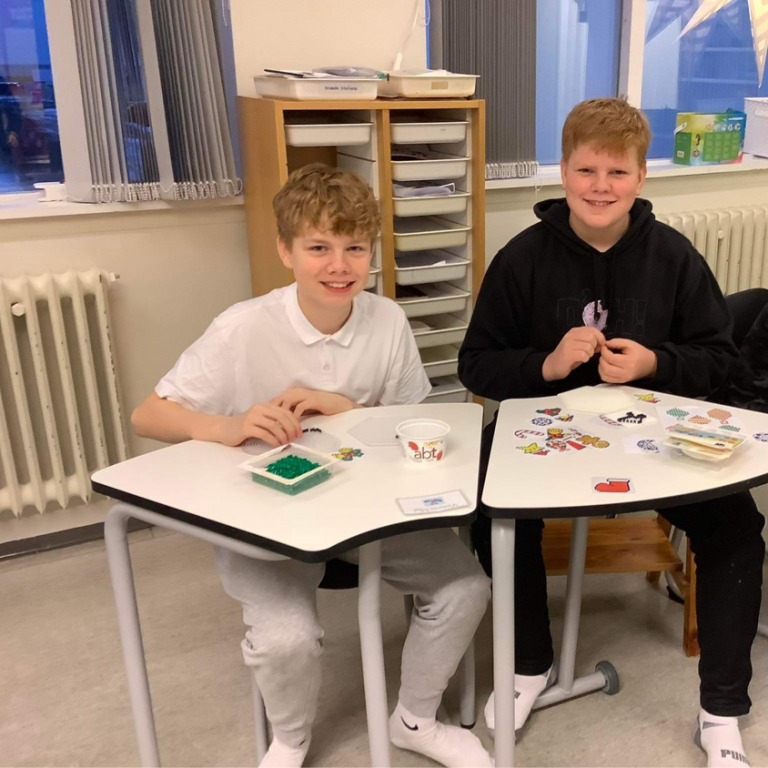 Þessir ungu piltar úr 9.bekk slógu ekki slöku við í föndrinu