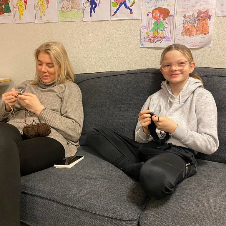 Hér er nemandi í fjórða bekk að kenna stafsmanni að prjóna :)