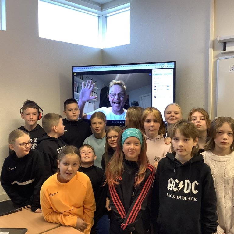 Gunnar Helgason rithöfundur og leikari spjallar við nemendur