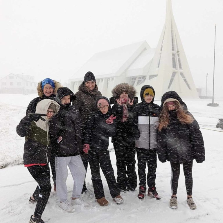 Nemendur 6.bekkjar voru ekki að láta snjókomuna aftra sér og drifu sig eina mílu í morgun.