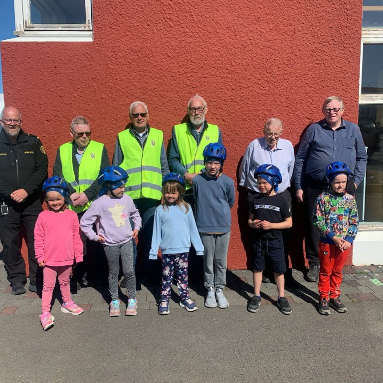 Hjólahjálmar og grillaðar pylsur