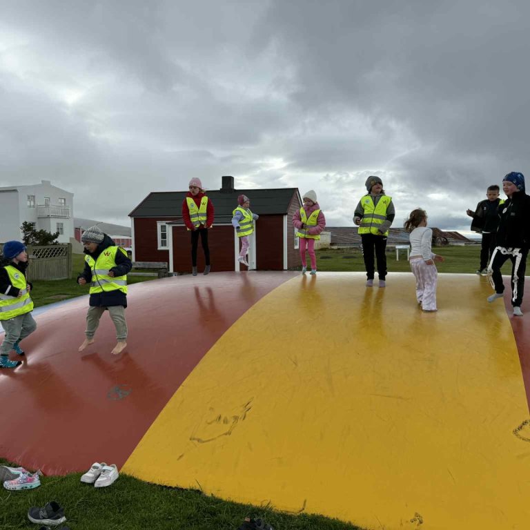 Heimsókn á skólabókasafnið og hopp og skopp á hoppubelg