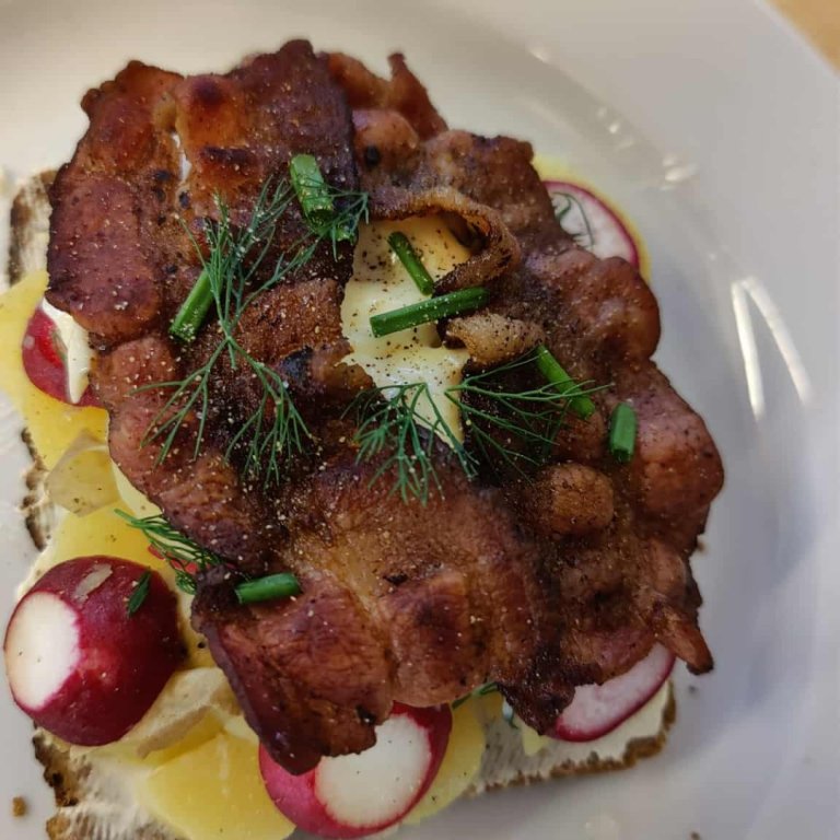 Danskur gestakennari fræddi nemendur 8.-10.bekkjar um smørrebrød