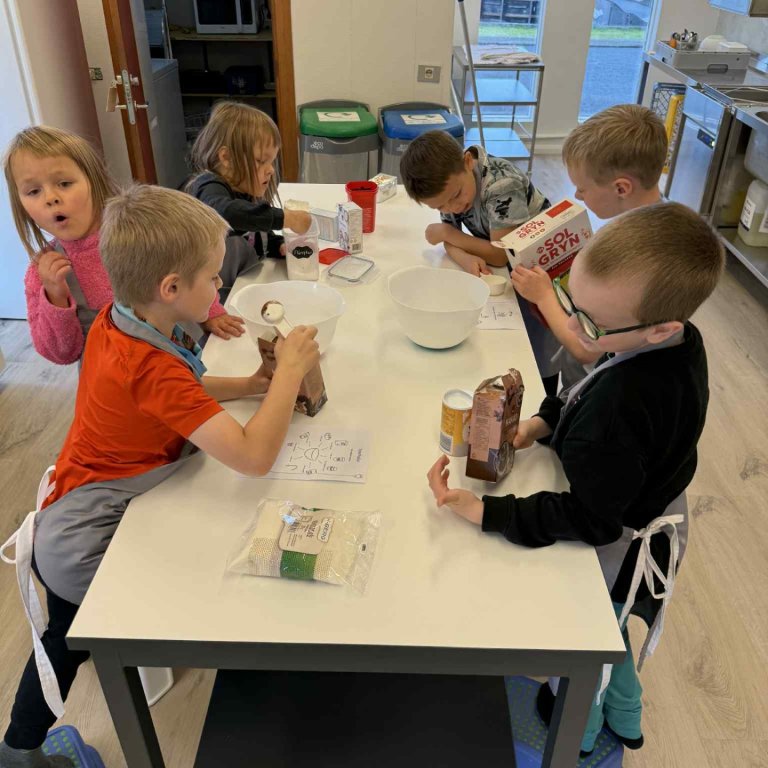 Kókoskúlugerð nemenda í 2.bekk