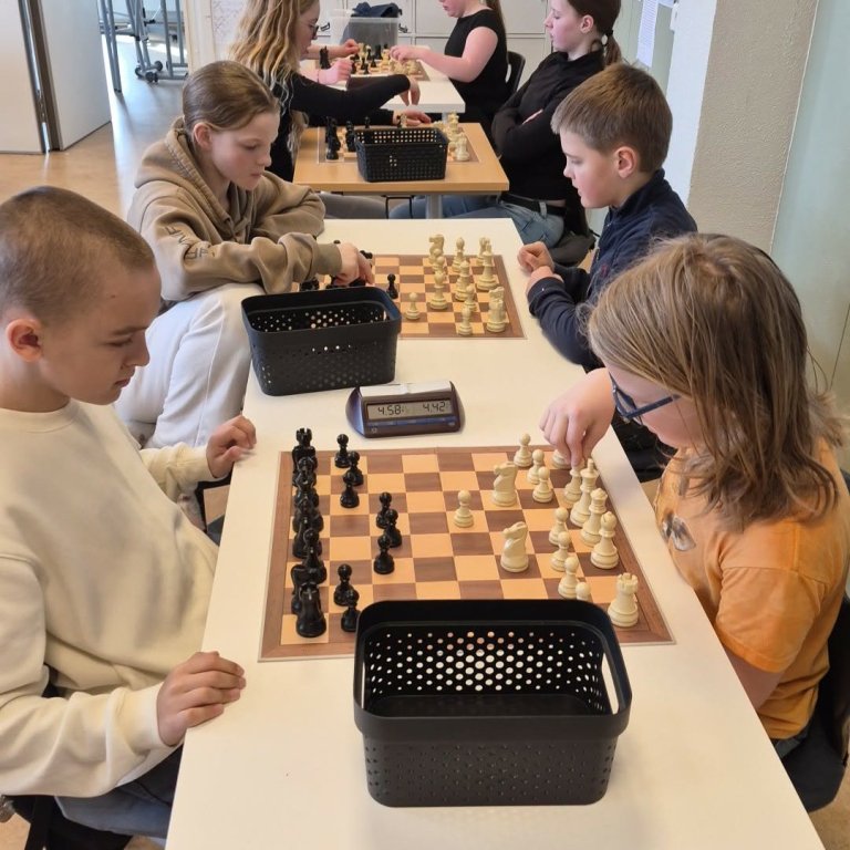 Nemendur á miðstigi æfa sig af kappi fyrir mánudaginn