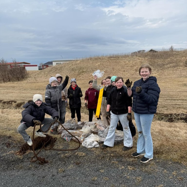 Nemendur í 5. og 6. bekk tóku til hendinni