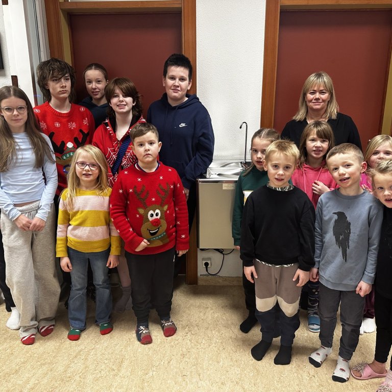 Kvenfélagið Eining gefur skólanum nýjan vatnsbrunn