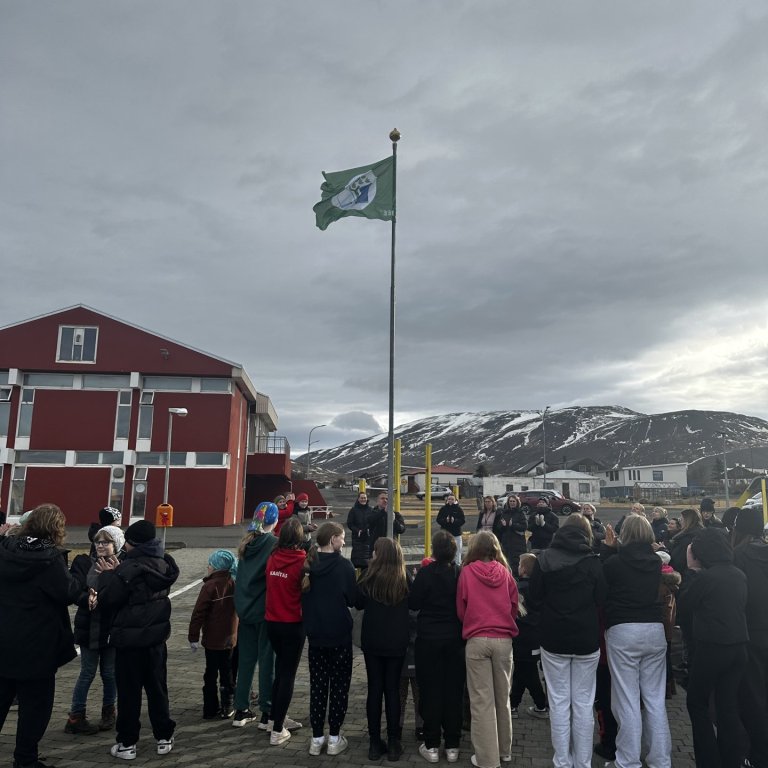 Grænfáninn dreginn að húni í annað sinn :)