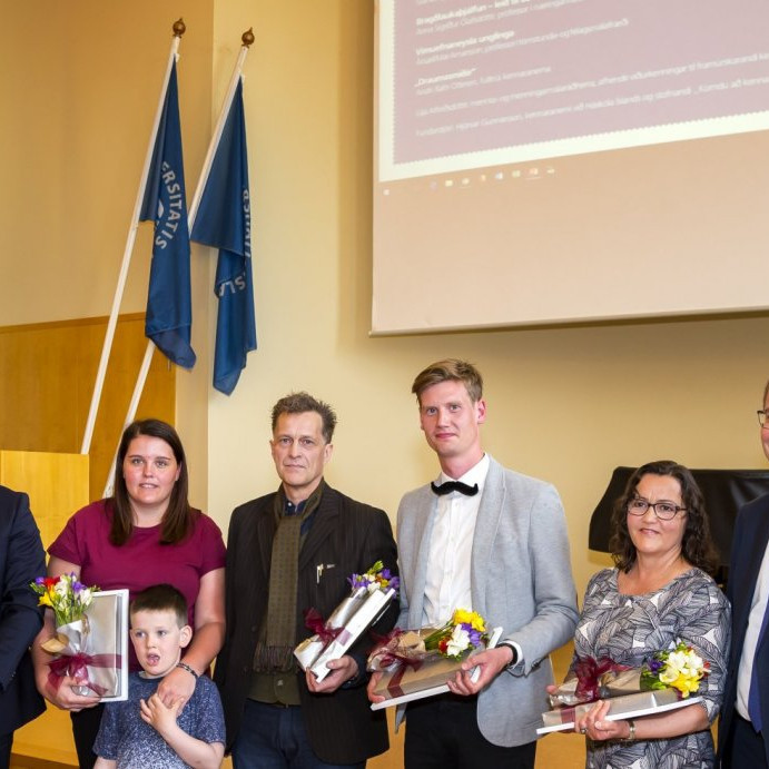 Verðlaunahafar ásamt mennta- og menningarmálaráðherra, rektori Háskóla Íslands og forseta Menntavísi…