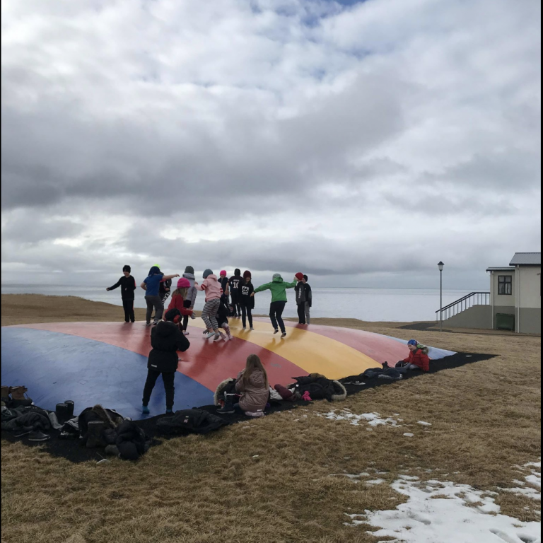 Nemendur 2.-4.bekkjar hoppa og skoppa :)